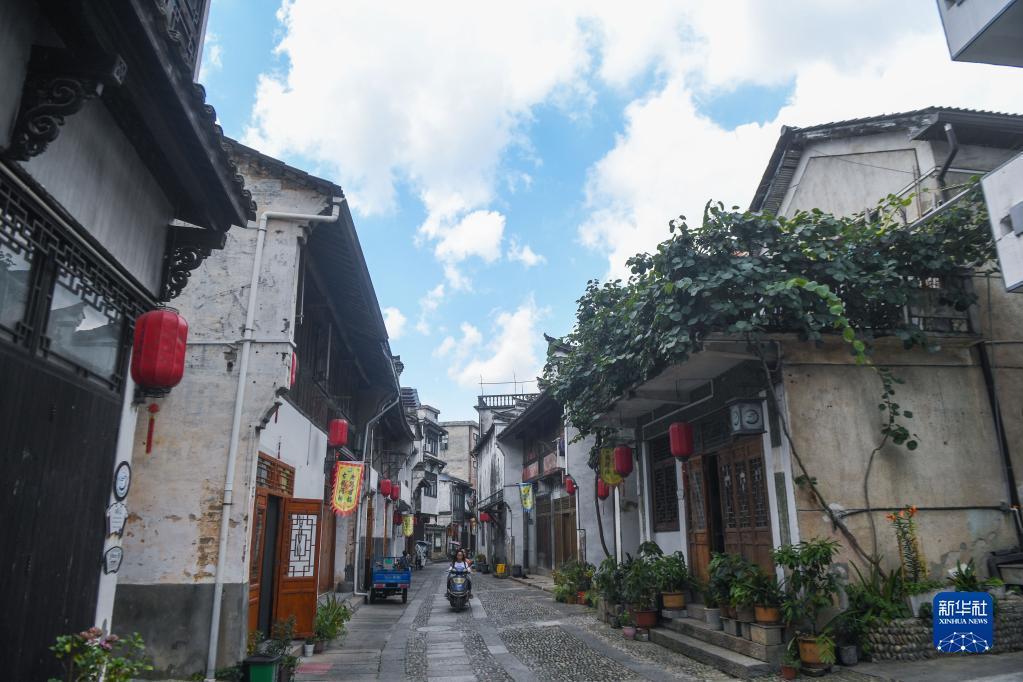 深度问答_50袋水泥扛上6楼,给农民工300块钱最后还嫌少,你认为少吗?_知识互动平台